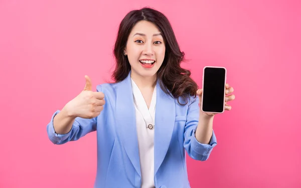 Mulher Negócios Asiática Usando Smartphone Fundo Rosa — Fotografia de Stock