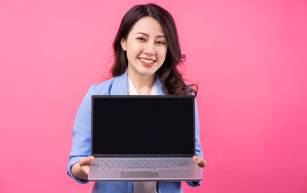 Mulher Negócios Asiática Segurando Laptop Fundo Rosa — Fotografia de Stock