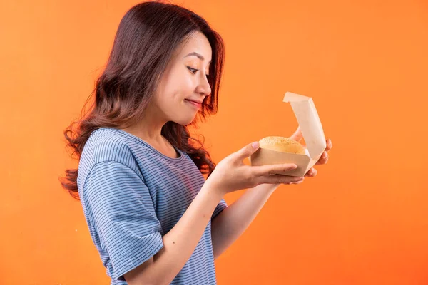 Giovane Donna Asiatica Unbox Scatola Hamburger Sfondo Arancione — Foto Stock