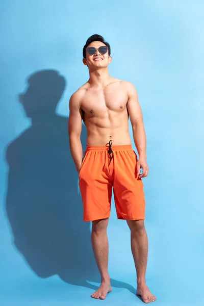 Guapo Asiático Hombre Con Desnudo Cuerpo Azul Fondo —  Fotos de Stock