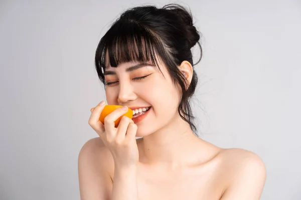 Wanita Muda Asia Skincare Dengan Orange — Stok Foto