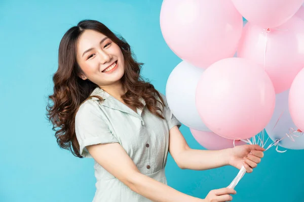 Młody Azji Dziewczyna Gospodarstwa Balony Szczęśliwy Ekspresja Tle — Zdjęcie stockowe