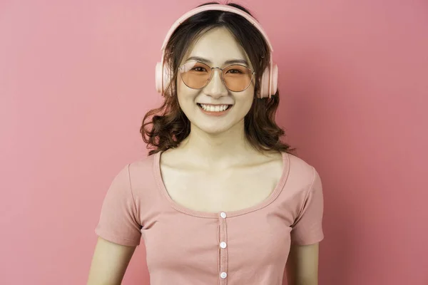 Hermosa Joven Con Auriculares Color Rosa Sobre Fondo Rosa — Foto de Stock