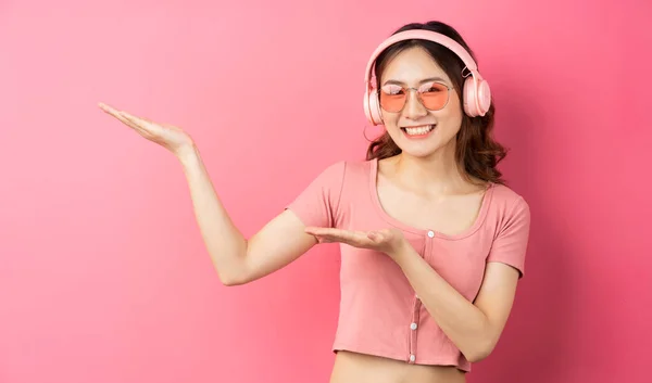 Hermosa Joven Con Auriculares Color Rosa Sobre Fondo Rosa —  Fotos de Stock
