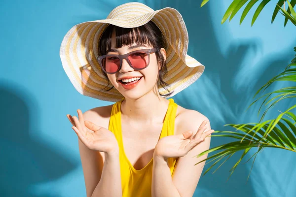 Hermosa Mujer Asiática Con Mono Amarillo Sobre Fondo Azul Concepto — Foto de Stock