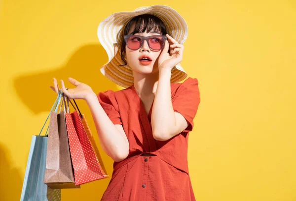 Νεαρή Ασιάτισσα Επιχειρηματίας Που Κρατάει Τσάντες Για Ψώνια Και Ποζάρει — Φωτογραφία Αρχείου