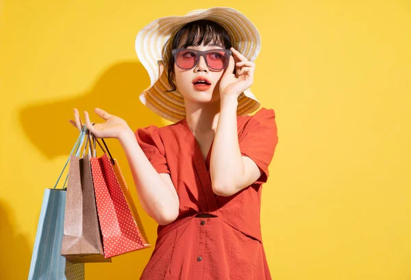 Joven Mujer Negocios Asiática Sosteniendo Bolsas Posando Sobre Fondo Amarillo —  Fotos de Stock