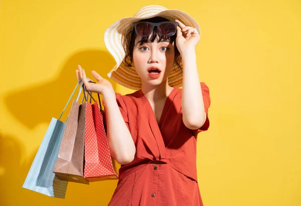 Joven Mujer Negocios Asiática Sosteniendo Bolsas Posando Sobre Fondo Amarillo —  Fotos de Stock