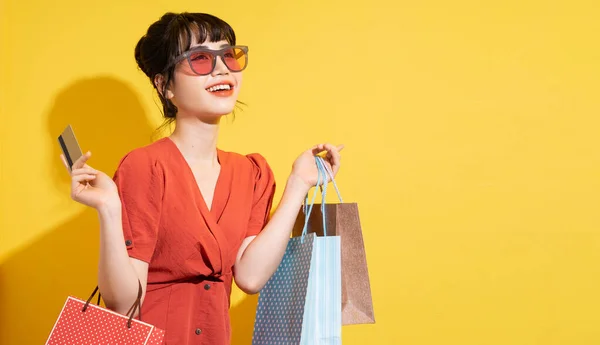 Νεαρή Ασιάτισσα Επιχειρηματίας Που Κρατάει Τσάντες Για Ψώνια Και Ποζάρει — Φωτογραφία Αρχείου