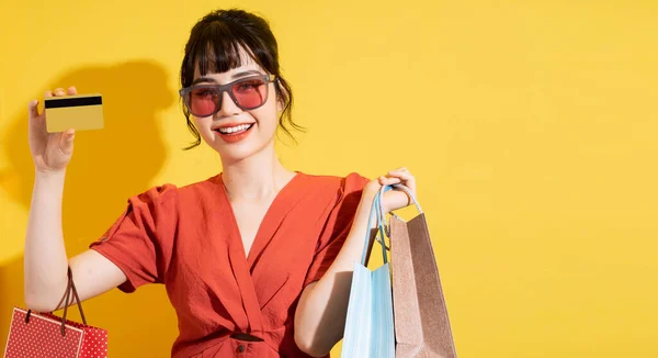 Joven Mujer Negocios Asiática Sosteniendo Bolsas Posando Sobre Fondo Amarillo — Foto de Stock