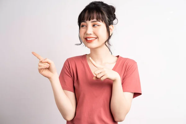 Mujer Asiática Joven Posando Sobre Fondo Blanco Usando Dedo Para — Foto de Stock
