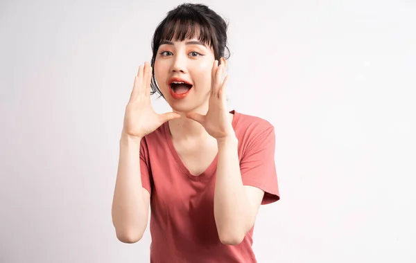 Joven Mujer Asiática Posando Sobre Fondo Blanco — Foto de Stock