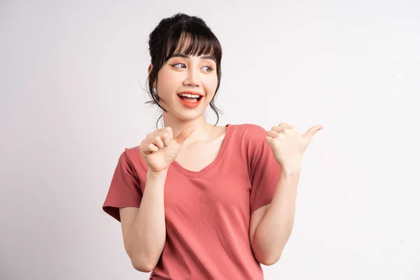 Mujer Asiática Joven Posando Sobre Fondo Blanco Usando Dedo Para — Foto de Stock