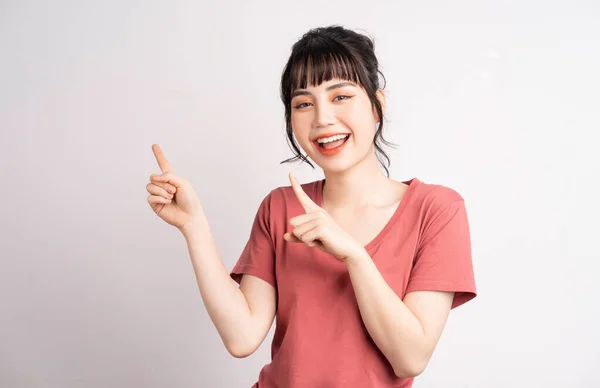 Mujer Asiática Joven Posando Sobre Fondo Blanco Usando Dedo Para — Foto de Stock