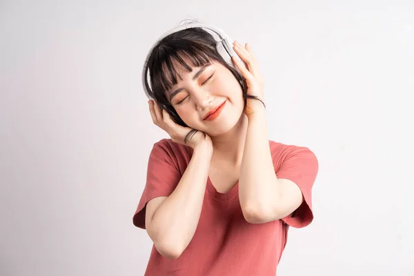 Jovem Mulher Asiática Usando Fones Ouvido Sem Fio Para Ouvir — Fotografia de Stock