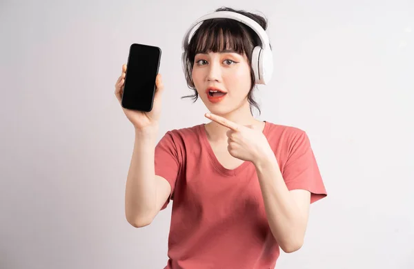 Mujer Asiática Joven Usando Auriculares Inalámbricos Para Escuchar Música — Foto de Stock