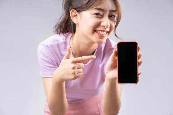 Jovem Mulher Asiática Mostrando Tela Branco Smartphone — Fotografia de Stock