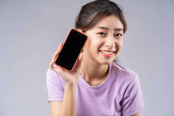 Молода Азіатка Показує Чистий Екран Смартфона — стокове фото