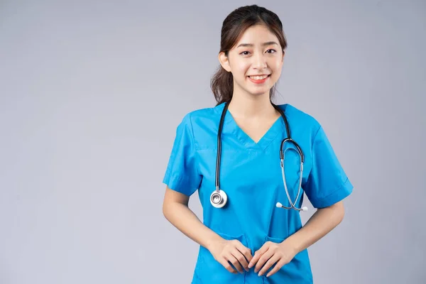 Imagen Una Joven Médica Asiática Con Uniforme Azul Sobre Fondo —  Fotos de Stock