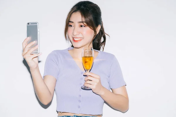 Giovane Donna Asiatica Bere Vino Utilizzando Smartphone Sfondo Bianco — Foto Stock