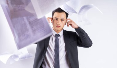 Beyaz arka planda stresli Asyalı işadamı