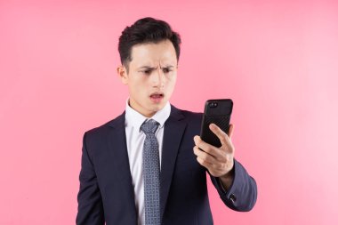 Pembe arka planda genç Asyalı iş adamının görüntüsü