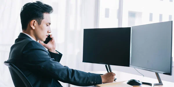 Asiatiska Affärsmän Fokuserar Att Arbeta Medan Pratar Telefon Dator Med — Stockfoto