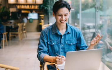 Hafta sonları kafede çalışan Asyalı bir adam.