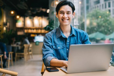 Hafta sonları kafede çalışan Asyalı bir adam.
