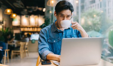 Hafta sonları kafede çalışan Asyalı bir adam.