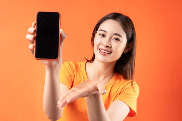스마트폰을 화면으로 아시아 — 스톡 사진