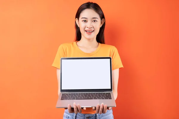 Jovem Mulher Asiática Segurando Laptop Com Tela Vazia — Fotografia de Stock