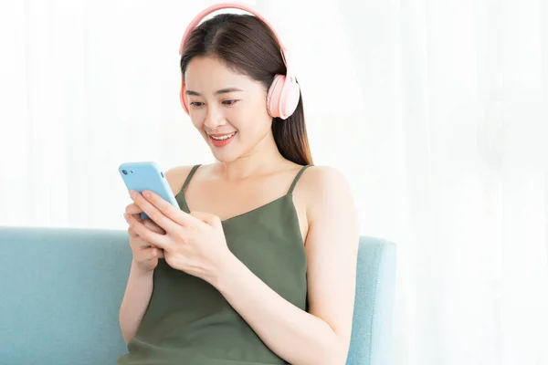 Asiática Mujer Está Usando Auricular Usando Teléfono — Foto de Stock