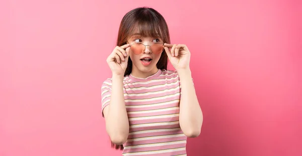 Immagine Una Giovane Asiatica Che Indossa Una Shirt Rosa Sfondo — Foto Stock