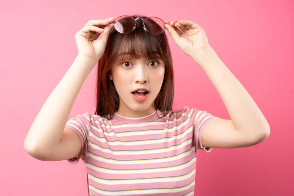 Imagem Jovem Menina Asiática Vestindo Camiseta Rosa Fundo Rosa — Fotografia de Stock