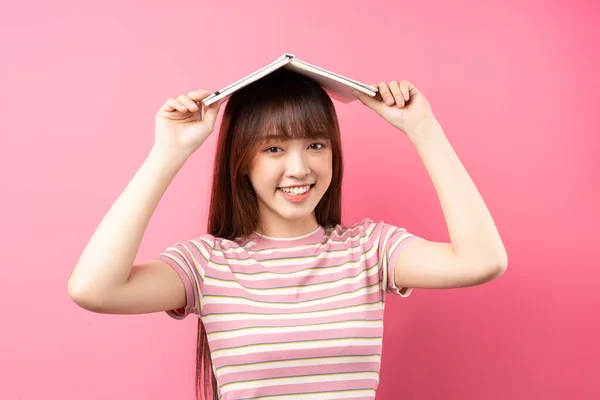 Imagen Una Joven Asiática Con Camiseta Rosa Sobre Fondo Rosa — Foto de Stock