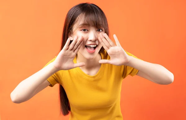Kép Fiatal Ázsiai Lány Visel Sárga Póló Narancssárga Háttér — Stock Fotó