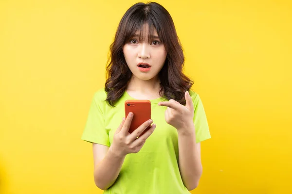 Giovane Ragazza Utilizzando Telefono Con Espressione Sorpresa Sullo Sfondo — Foto Stock