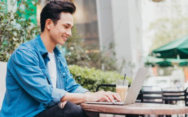 Kafede çalışan Asyalı genç bir adam.
