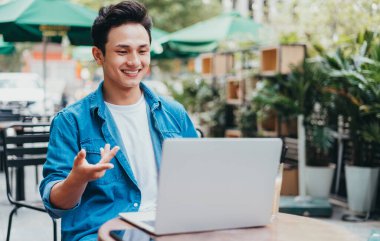 Kafede çalışan Asyalı genç bir adam.