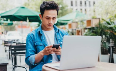 Kafede çalışan Asyalı genç bir adam.