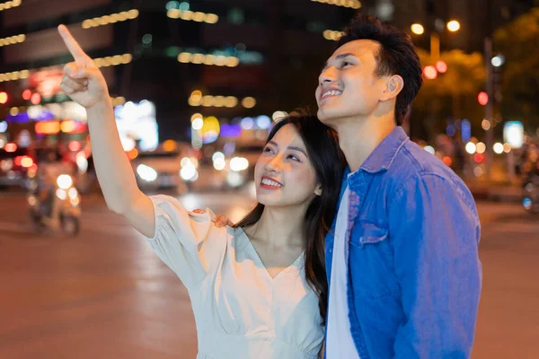 Молодая Азиатская Пара Идущая Улице Ночью — стоковое фото