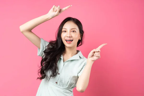 Jeune Femme Asiatique Pointant Vers Haut Avec Visage Joyeux — Photo