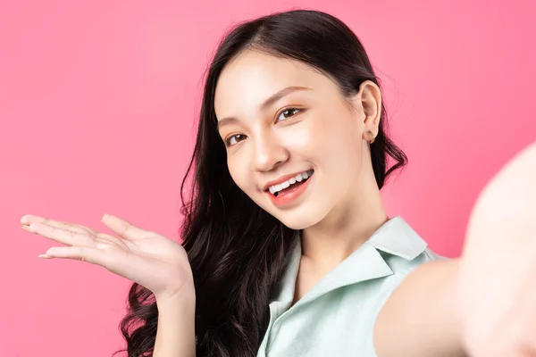 Jovem Asiática Posando Para Selfie — Fotografia de Stock