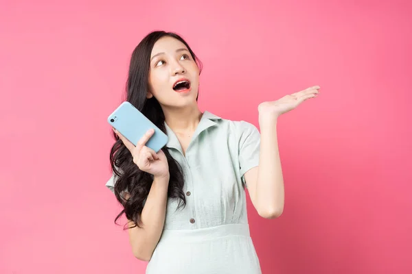 Jovem Mulher Asiática Segurando Telefone Olhando Para Cima Com Emoção — Fotografia de Stock