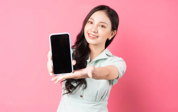 Jovem Mulher Asiática Segurando Telefone Mão Segurando Para Frente — Fotografia de Stock