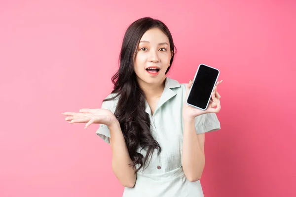 Jovem Mulher Asiática Segurando Telefone Mão Com Olhar Surpreso — Fotografia de Stock
