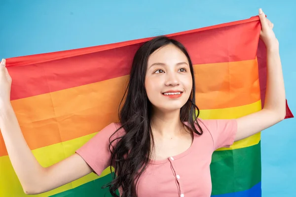 Giovane Donna Asiatica Con Bandiera Arcobaleno Sostegno Della Comunità Lgbtq — Foto Stock