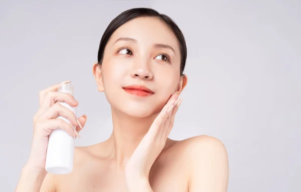 美丽的亚洲女人用天然产品护理自己的皮肤 — 图库照片
