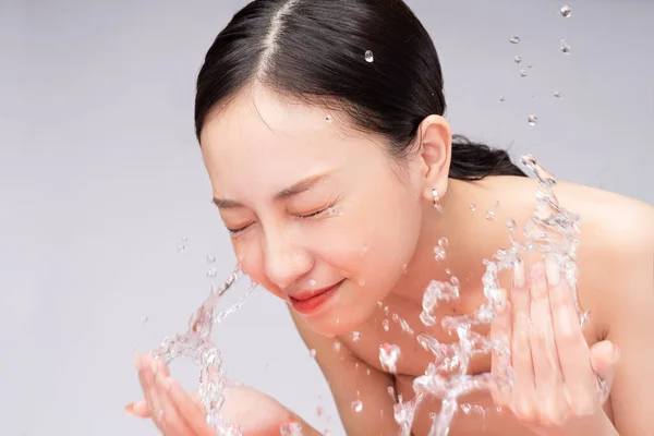 Wanita Asia Yang Cantik Membasuh Wajahnya Dengan Air Murni — Stok Foto